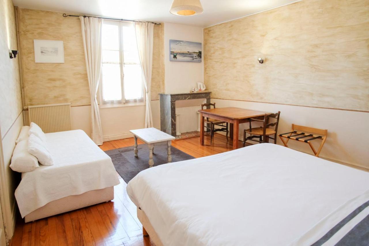 Les Gues Rivieres Bed & Breakfast Pujols  Exterior photo